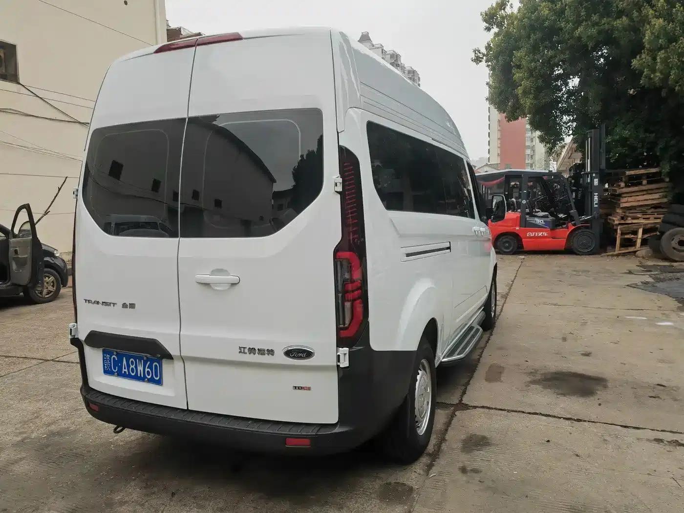 Ford Transit 2023 2.0T Diesel Automatic Commercial Vehicle, Mid-Wheelbase, Mid-Roof, 7/8/9 Seats — миниатюра 4