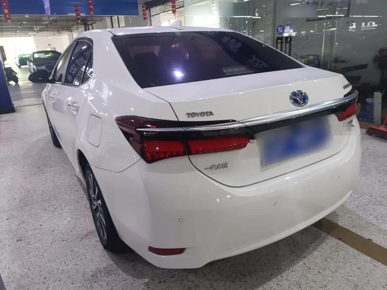 Used Toyota Corolla 2018 Dual-Engine 1.8L E-CVT Smart Edition — миниатюра 4