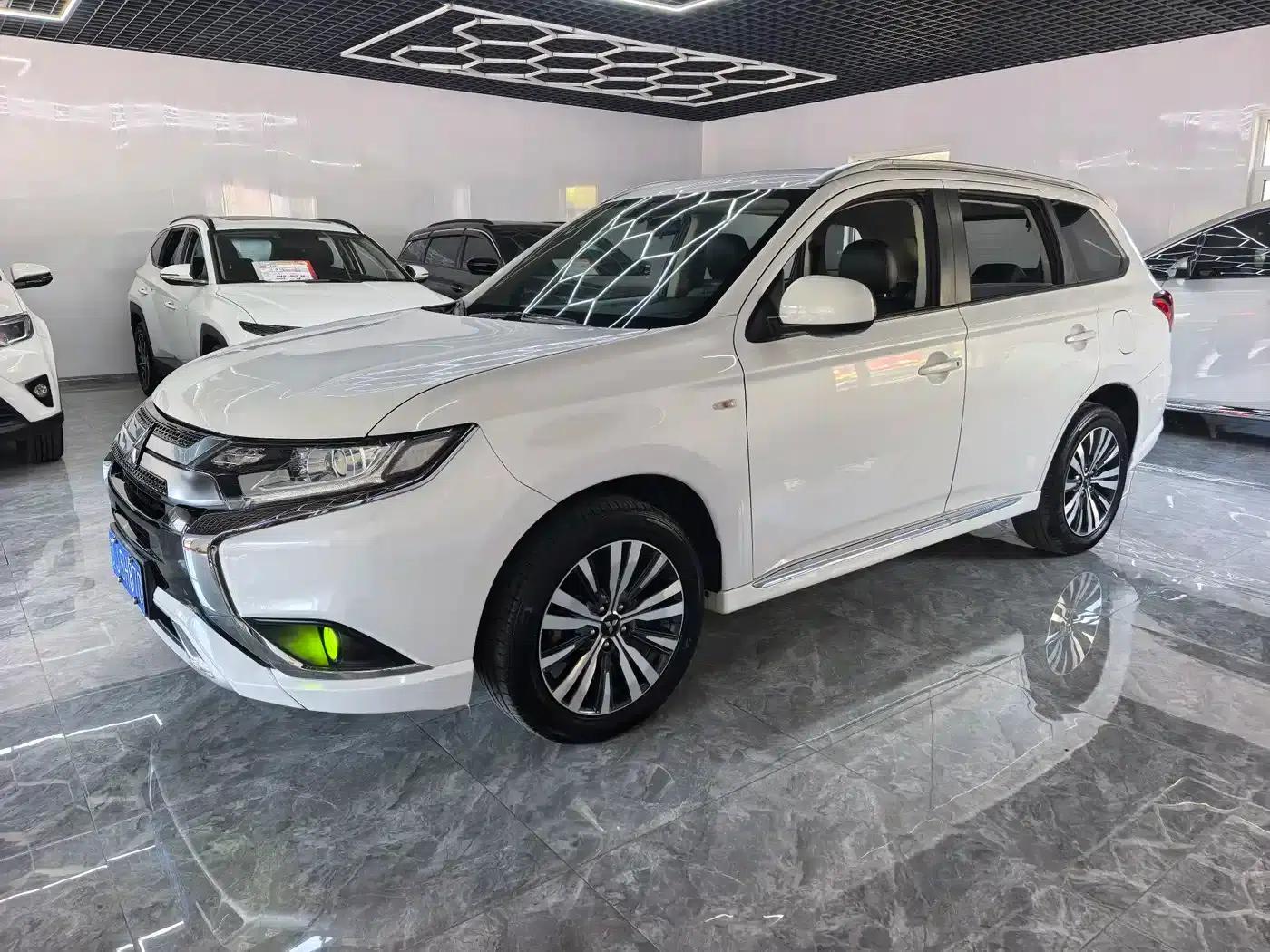 Outlander 2021 2.0L 2WD Comfortline 5-seater — миниатюра 3