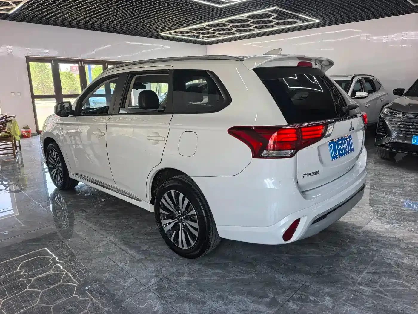 Outlander 2021 2.0L 2WD Comfortline 5-seater — миниатюра 4