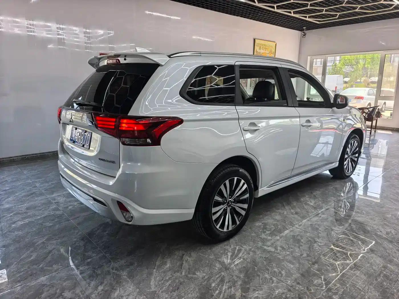 Outlander 2021 2.0L 2WD Comfortline 5-seater — миниатюра 5