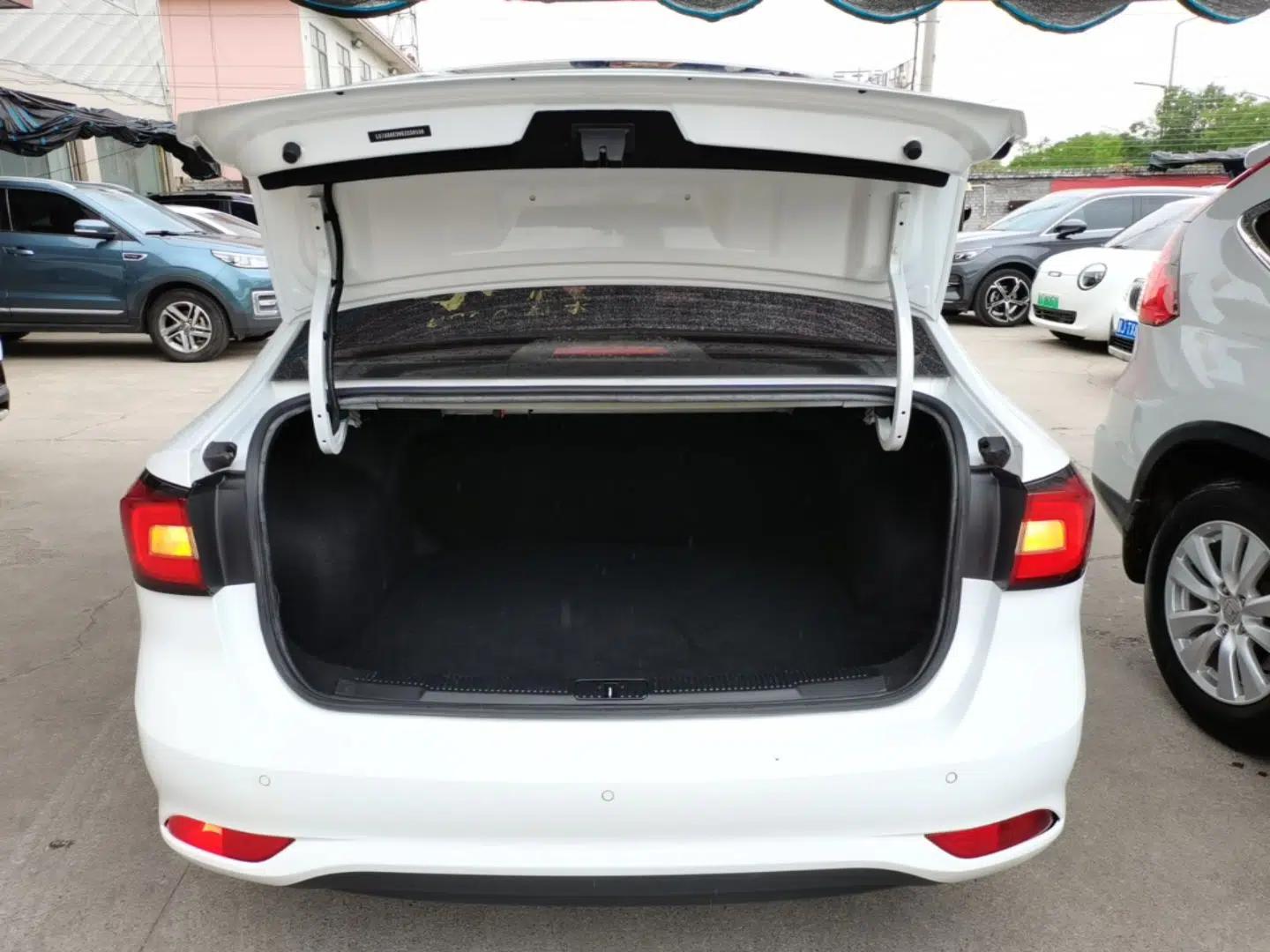 Used Roewe i5 2020 1.5L Automatic 4G Connected Linghao Edition — миниатюра 22