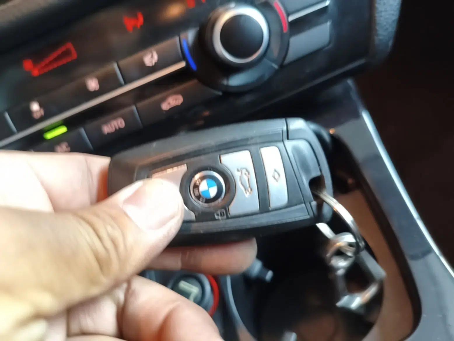 Used BMW 5 Series 2014 520Li Elegant Model — миниатюра 28