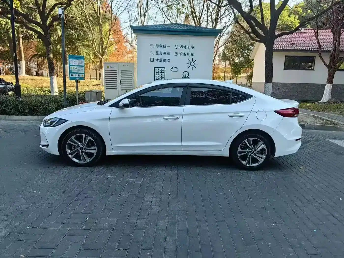 Hyundai Elantra 2016 1.6L Automatic Smart Elite Edition — миниатюра 3