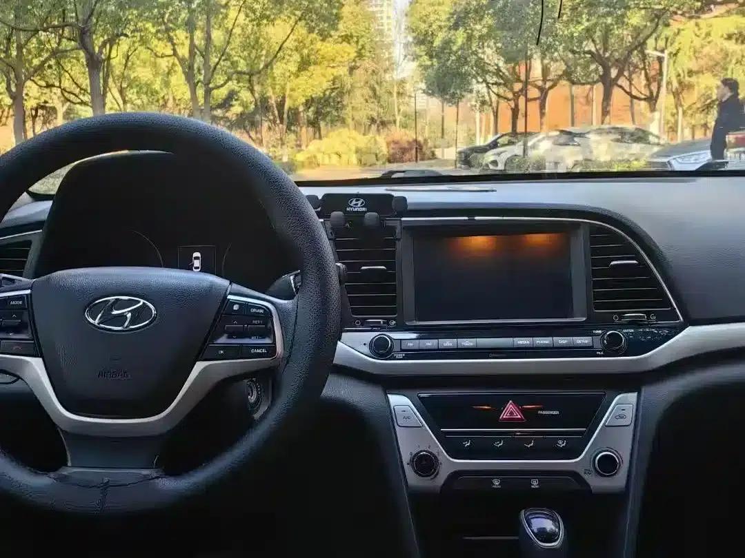 Hyundai Elantra 2016 1.6L Automatic Smart Elite Edition — миниатюра 6