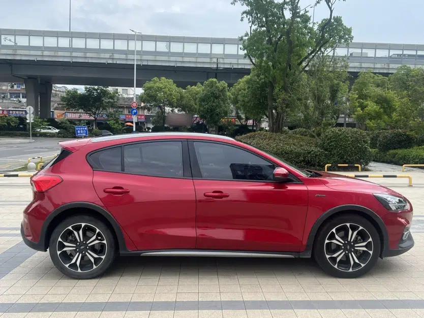 Used Ford Focus Active 2020 EcoBoost 180 Automatic Titanium Edition — миниатюра 12