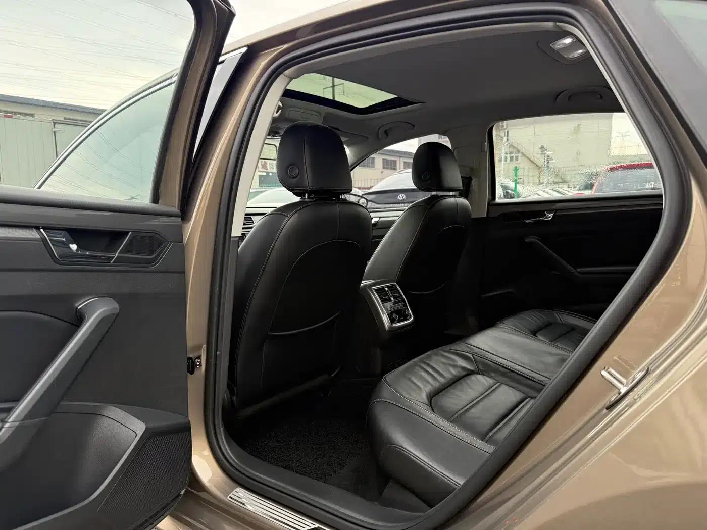 2017 Passat 330TSI DSG Premium Edition — миниатюра 5