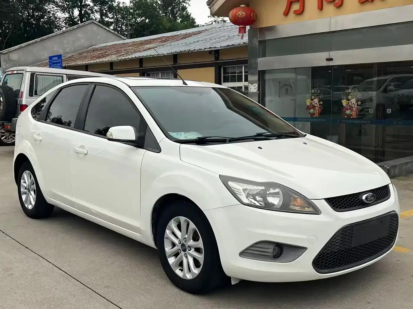 Ford Focus 2013 Hatchback Classic 1.8L Manual Millionth Anniversary Edition — миниатюра 3