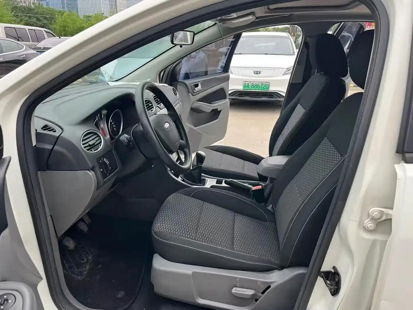 Ford Focus 2013 Hatchback Classic 1.8L Manual Millionth Anniversary Edition — миниатюра 4