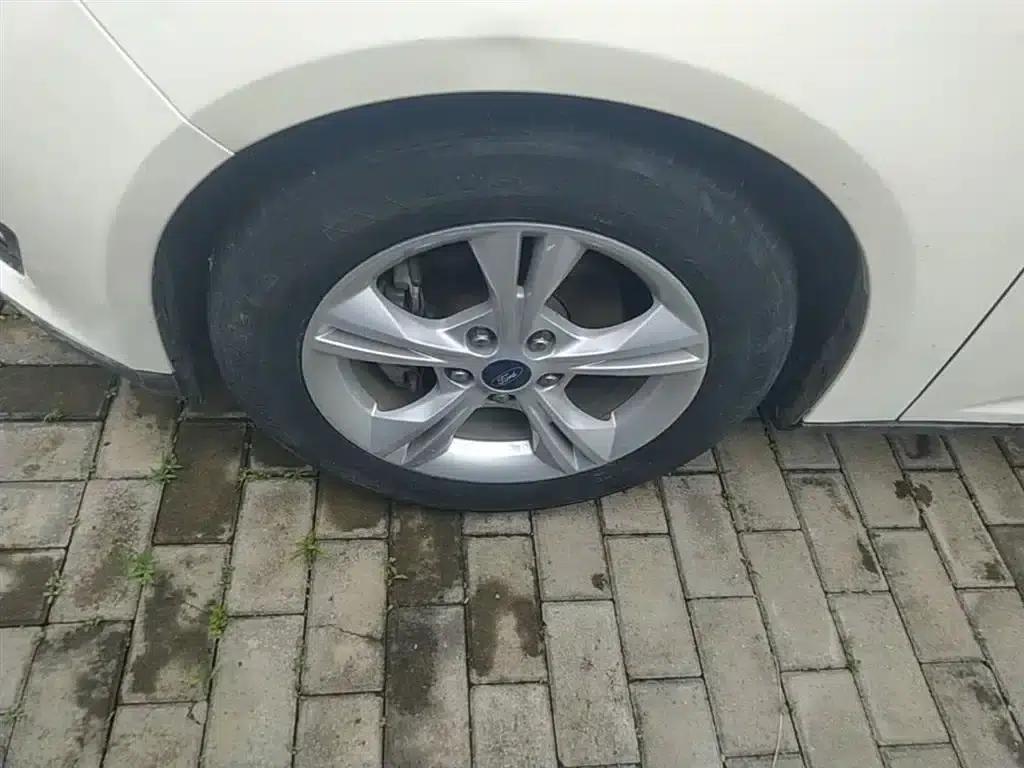 Ford Focus 2015 Hatchback 1.6L Automatic Comfort — миниатюра 23