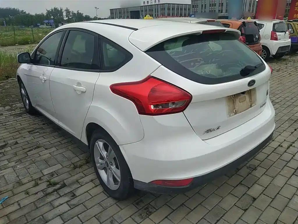 Ford Focus 2015 Hatchback 1.6L Automatic Comfort — миниатюра 5