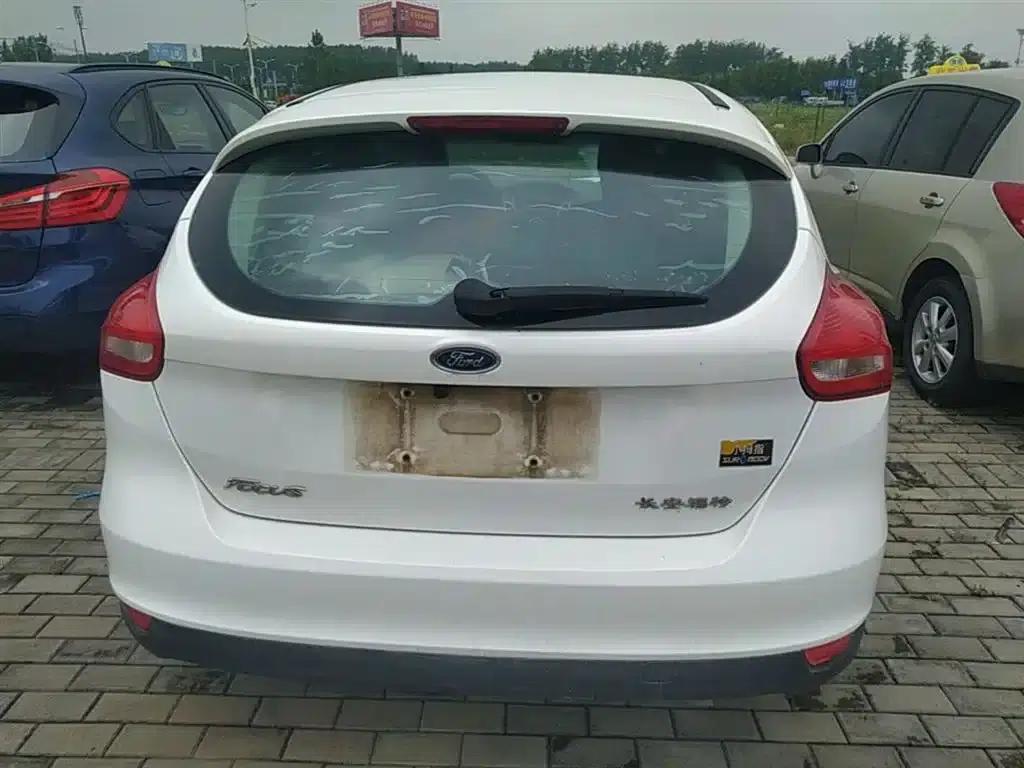 Ford Focus 2015 Hatchback 1.6L Automatic Comfort — миниатюра 6