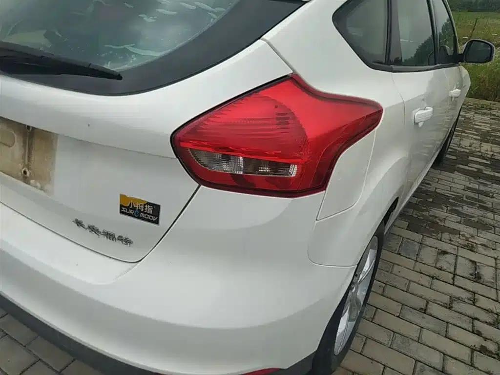 Ford Focus 2015 Hatchback 1.6L Automatic Comfort — миниатюра 8