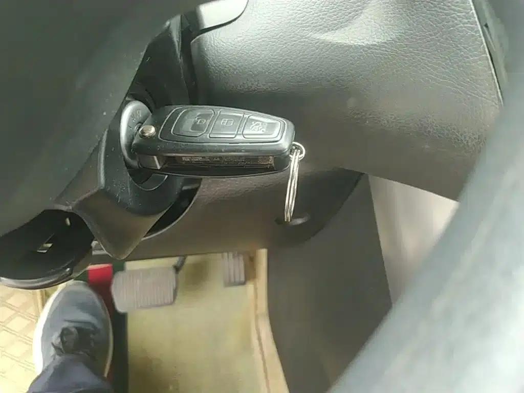 Ford Focus 2015 Hatchback 1.6L Automatic Comfort — миниатюра 9