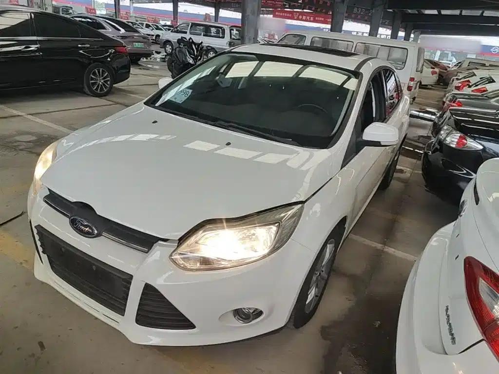 Ford Focus 2012 Sedan 1.6L Automatic Fashion Edition — миниатюра 1