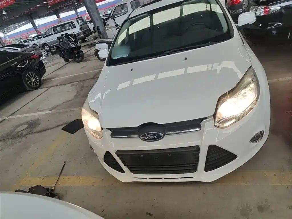 Ford Focus 2012 Sedan 1.6L Automatic Fashion Edition — миниатюра 3