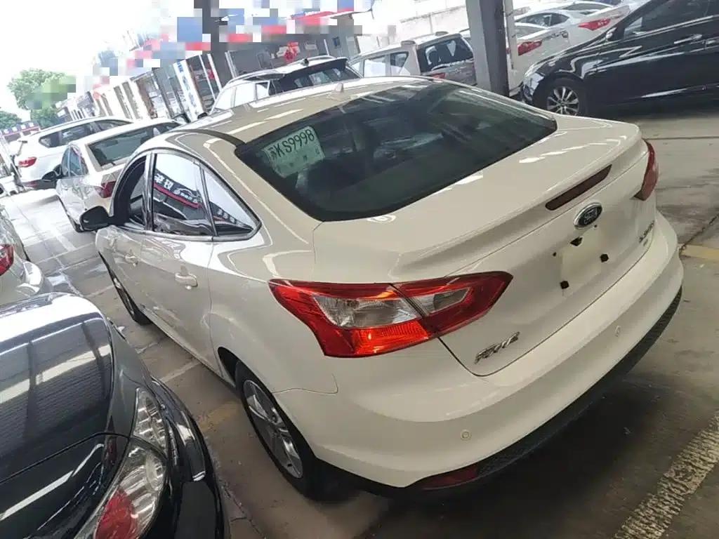 Ford Focus 2012 Sedan 1.6L Automatic Fashion Edition — миниатюра 5