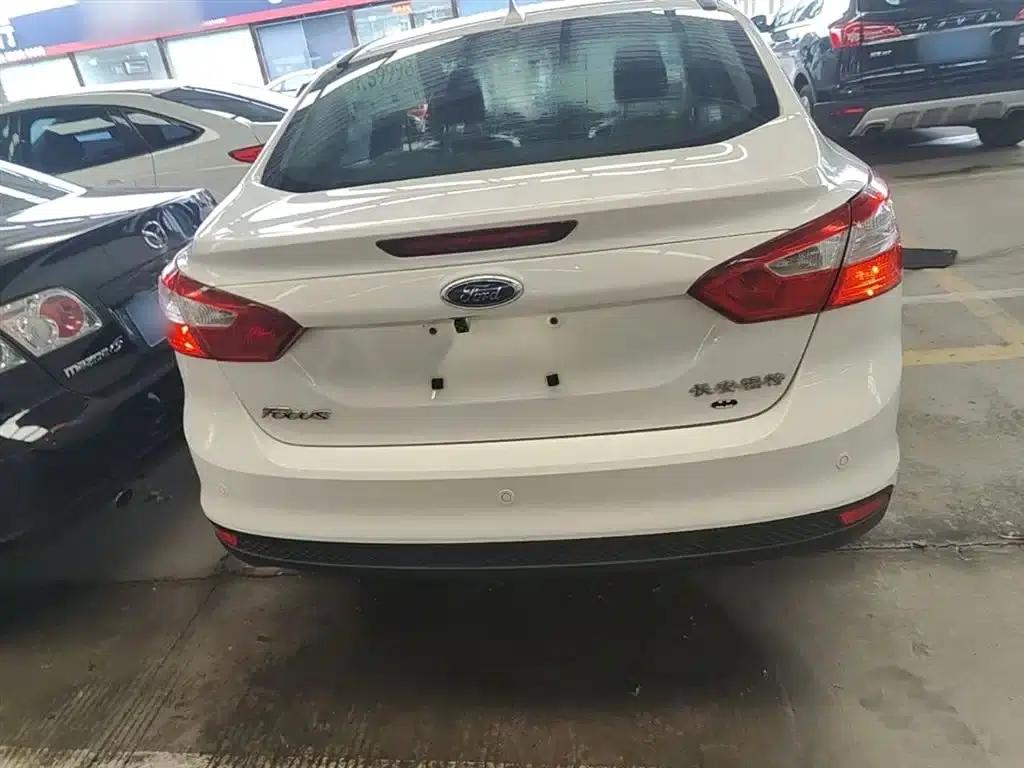 Ford Focus 2012 Sedan 1.6L Automatic Fashion Edition — миниатюра 6