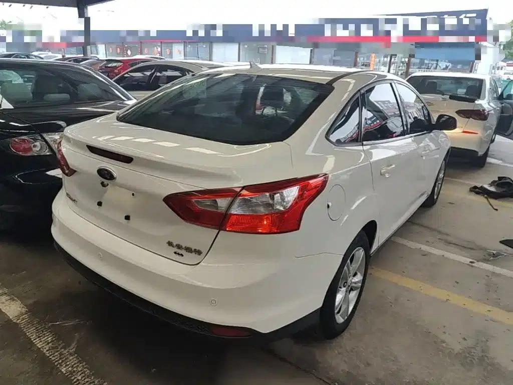 Ford Focus 2012 Sedan 1.6L Automatic Fashion Edition — миниатюра 7