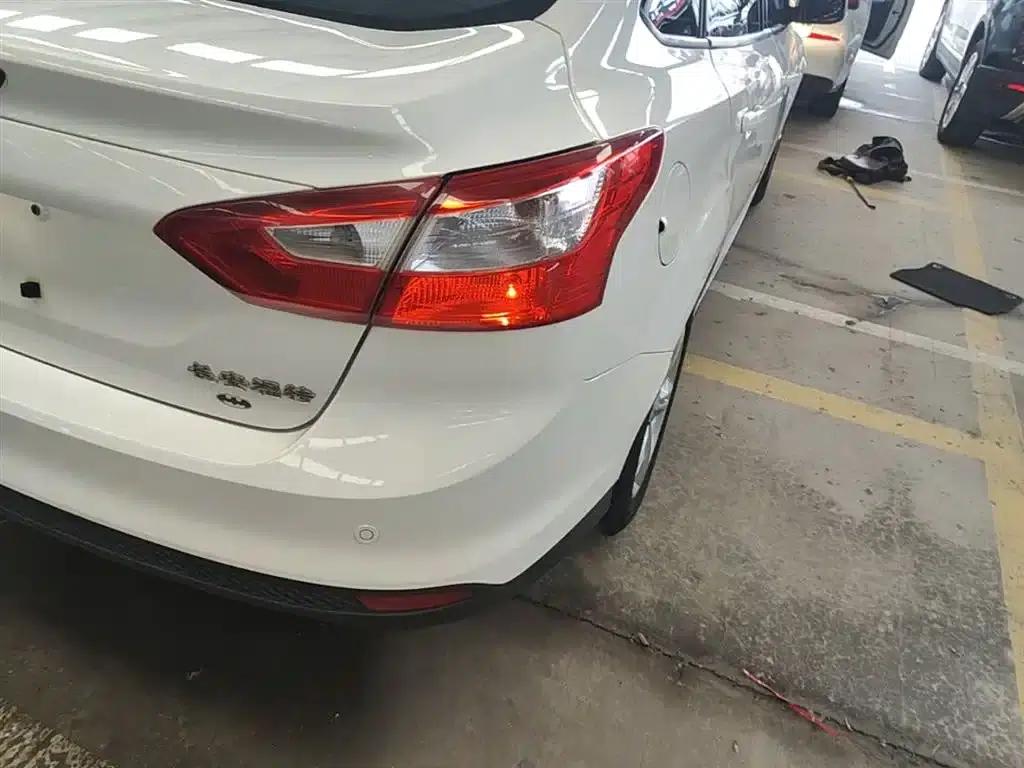 Ford Focus 2012 Sedan 1.6L Automatic Fashion Edition — миниатюра 8