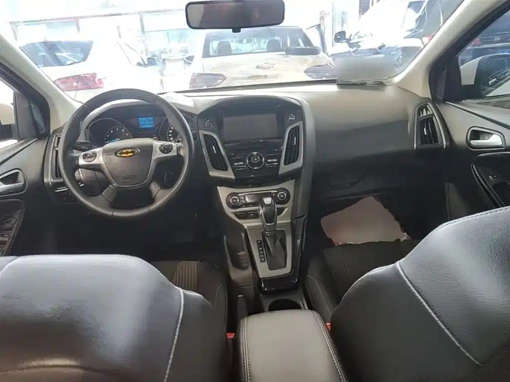 Ford Focus 2012 Sedan 1.6L Automatic Fashion Edition — миниатюра 10