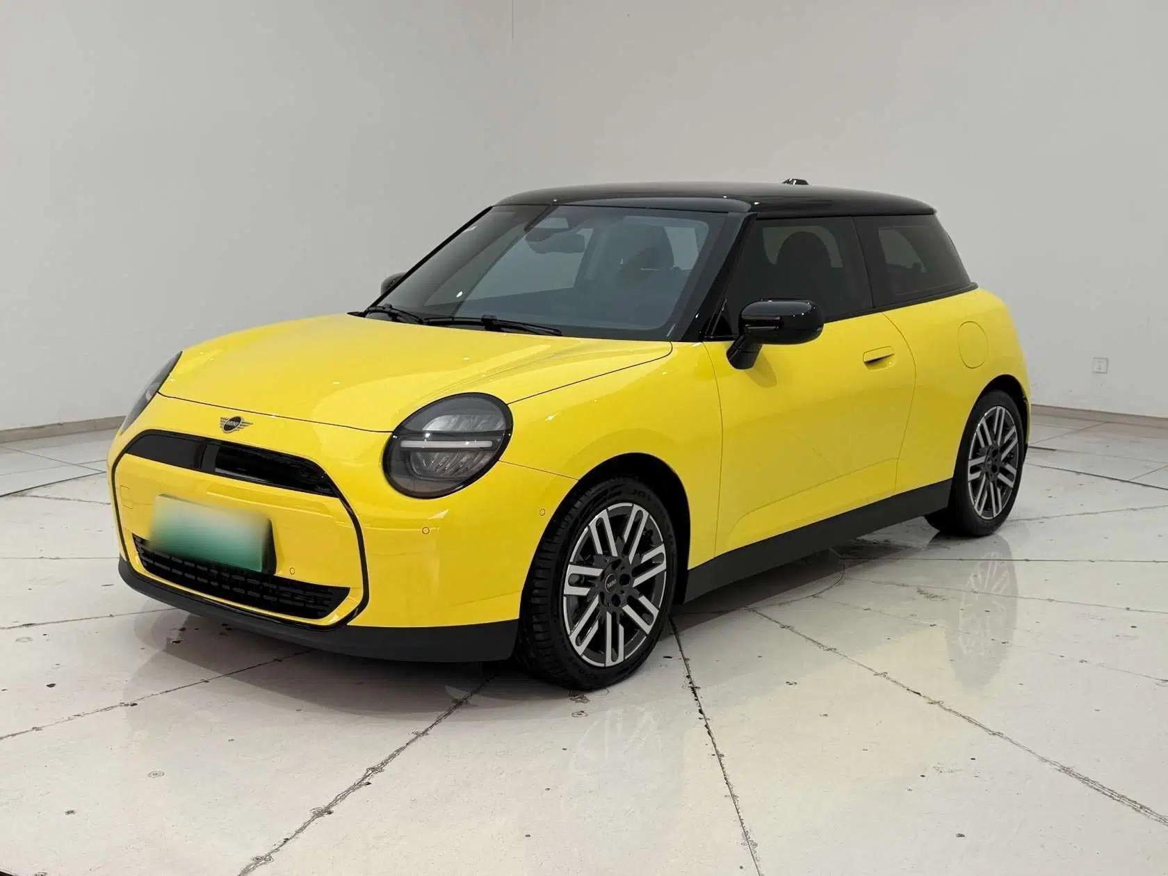 Used MINI Electric COOPER 2024 456km COOPER E Classic Edition — миниатюра 1