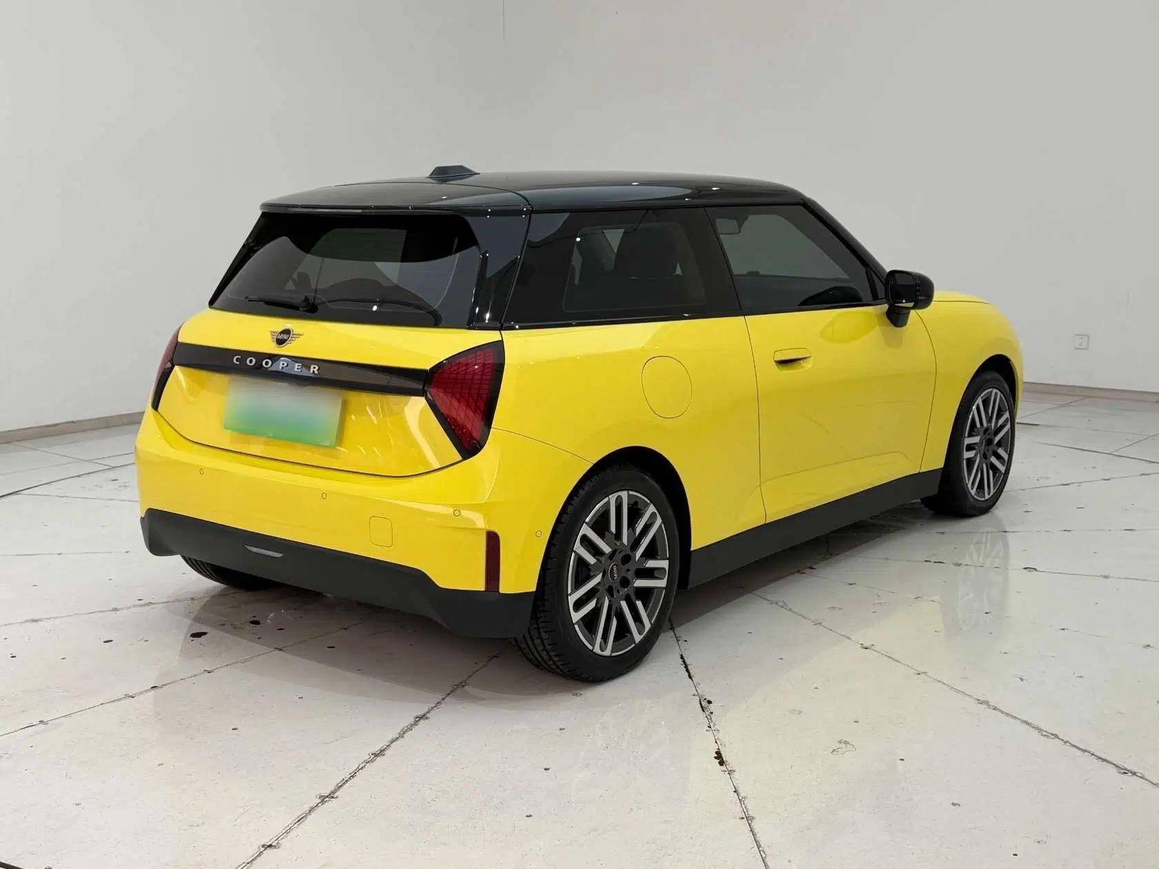 Used MINI Electric COOPER 2024 456km COOPER E Classic Edition — миниатюра 17