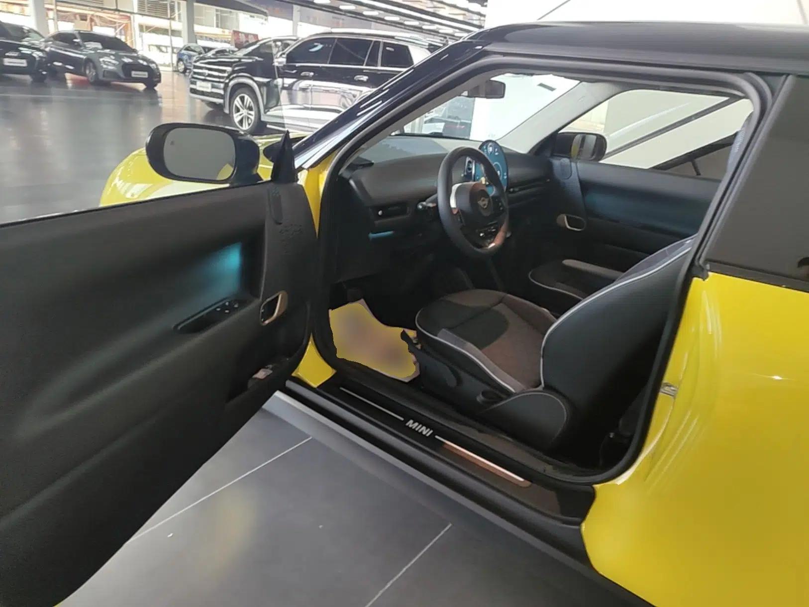 Used MINI Electric COOPER 2024 456km COOPER E Classic Edition — миниатюра 28