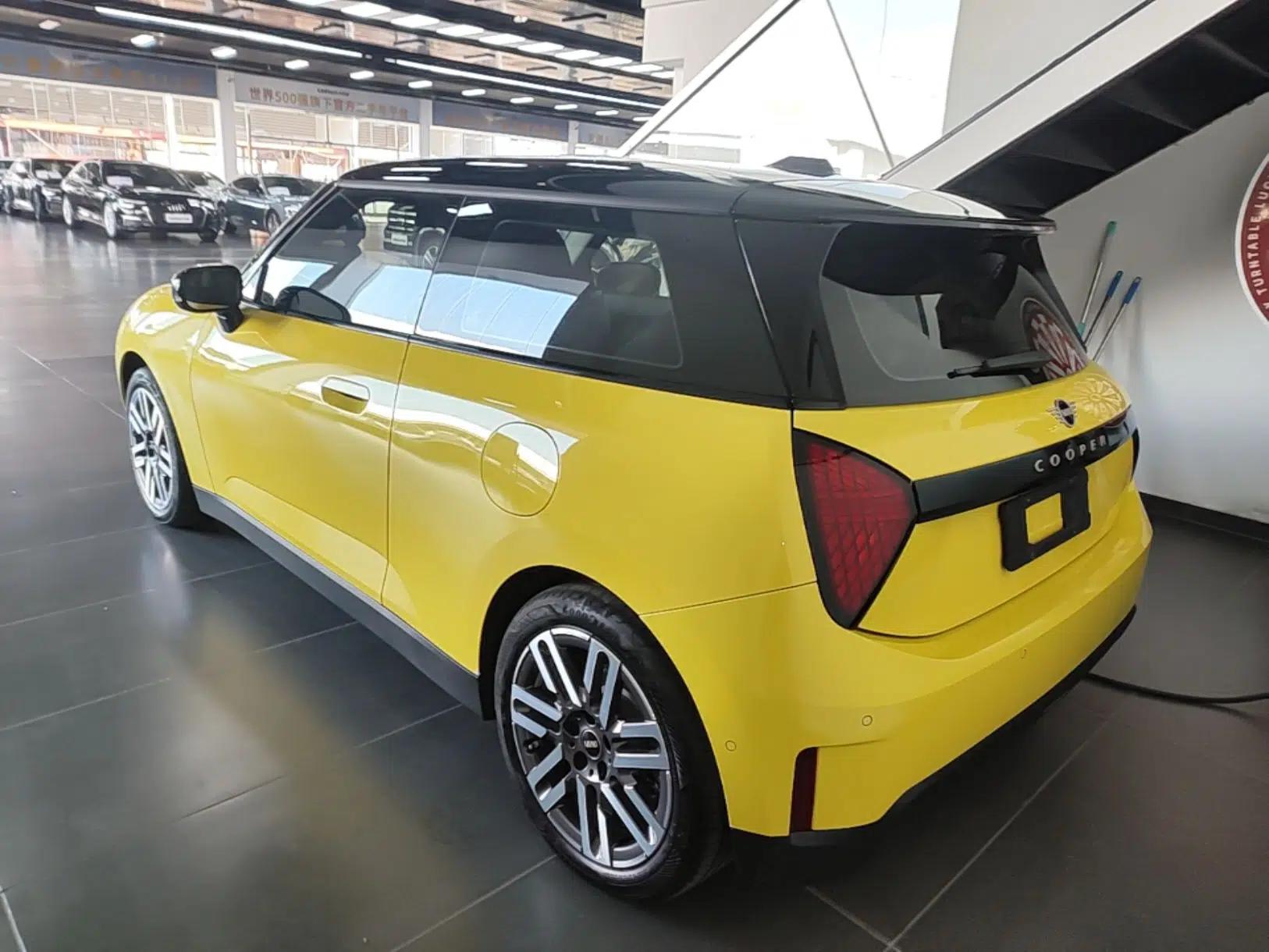 Used MINI Electric COOPER 2024 456km COOPER E Classic Edition — миниатюра 4