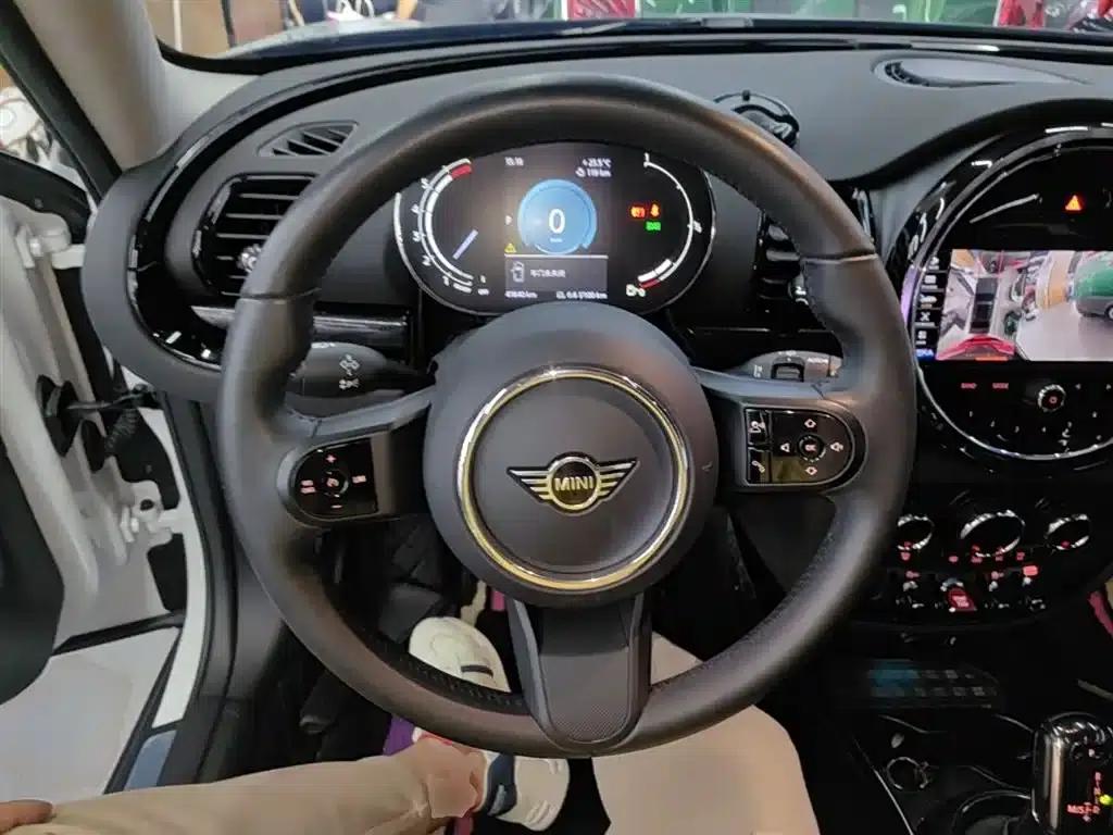 2023 MINI CLUBMAN Facelift 1.5T COOPER Classic — миниатюра 11