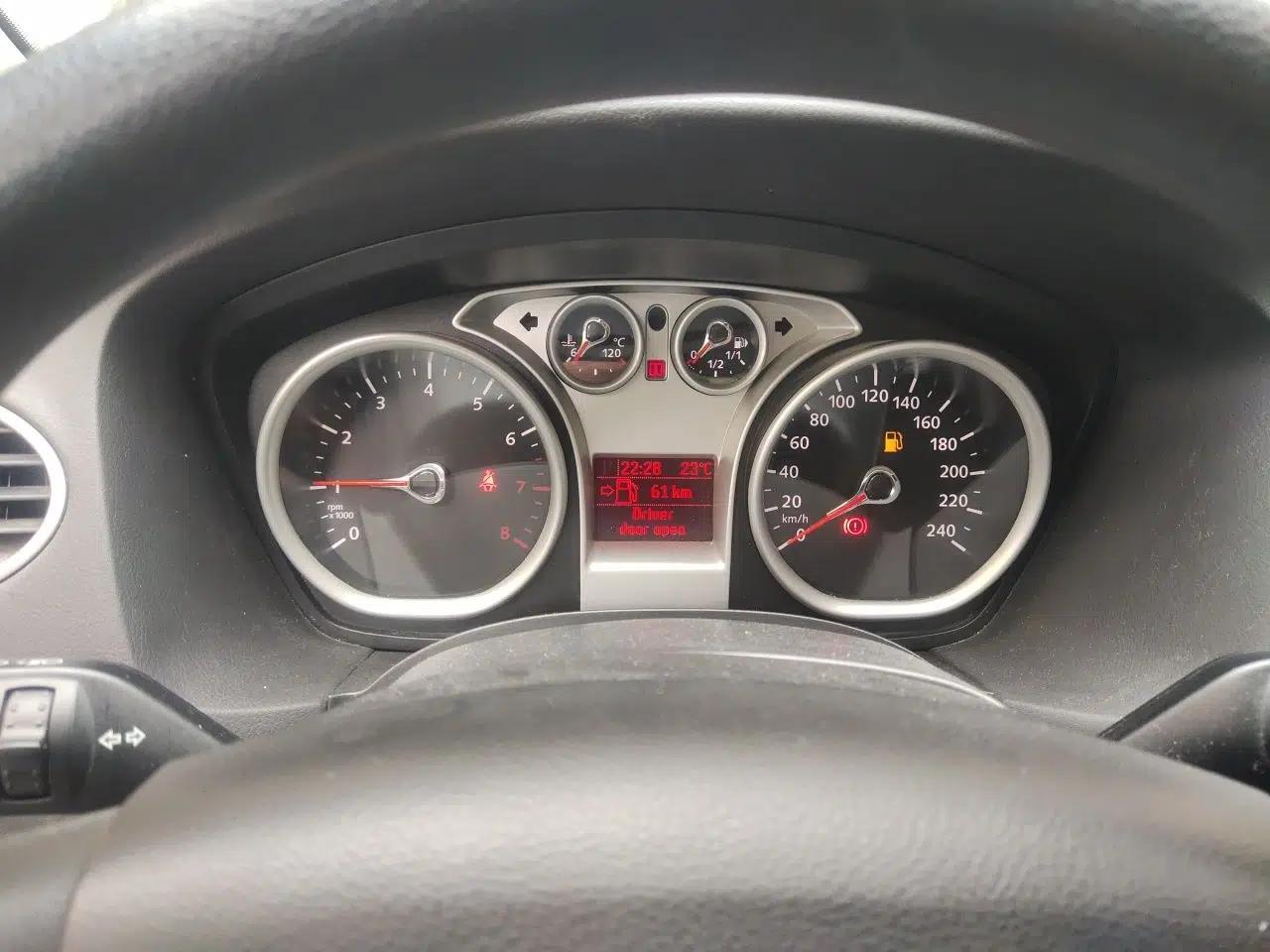 Used Ford Focus 2013 Hatchback Classic 1.8L Automatic Base Model — миниатюра 11
