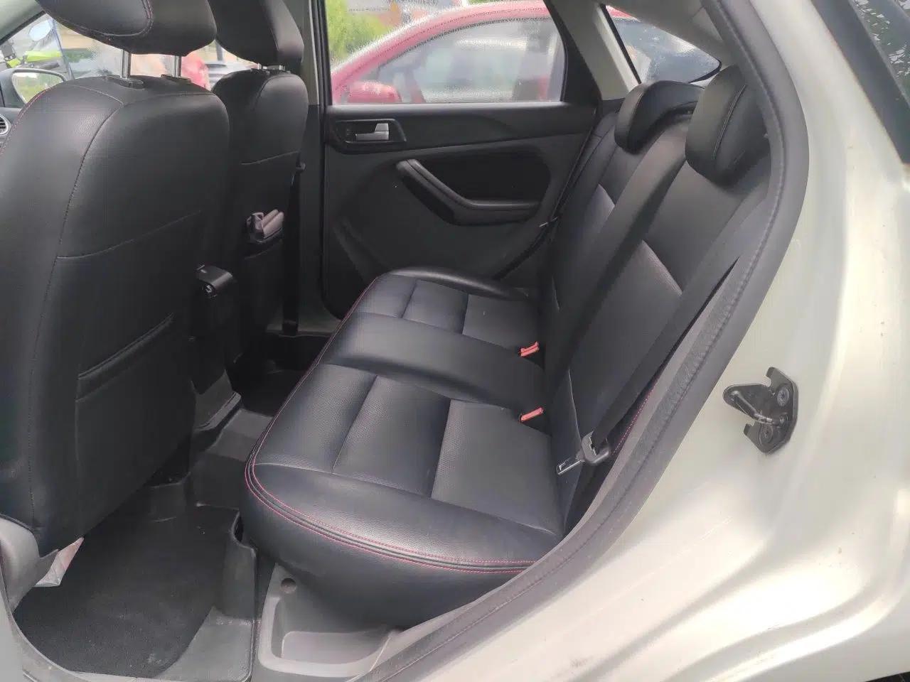 Used Ford Focus 2013 Hatchback Classic 1.8L Automatic Base Model — миниатюра 17