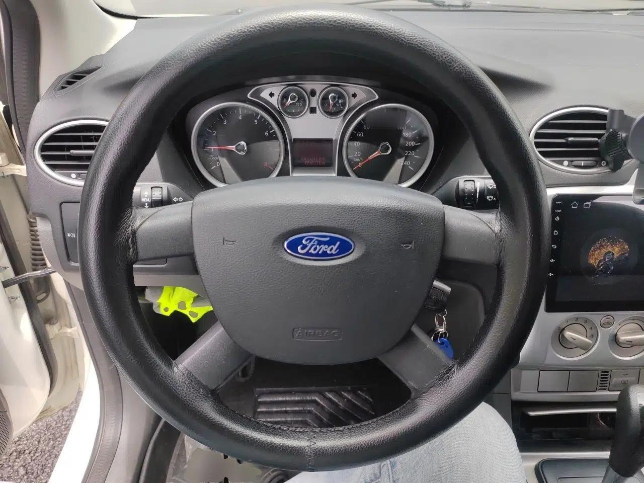 Used Ford Focus 2013 Hatchback Classic 1.8L Automatic Base Model — миниатюра 10