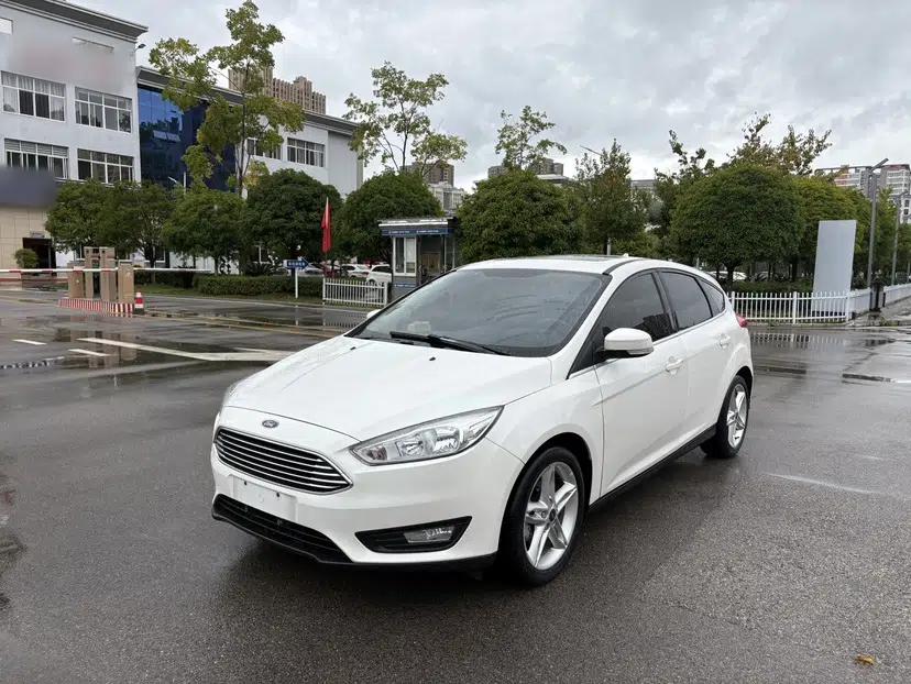 Used Ford Focus 2020 Hatchback Classic 1.5L Automatic Trendy Model — миниатюра 1
