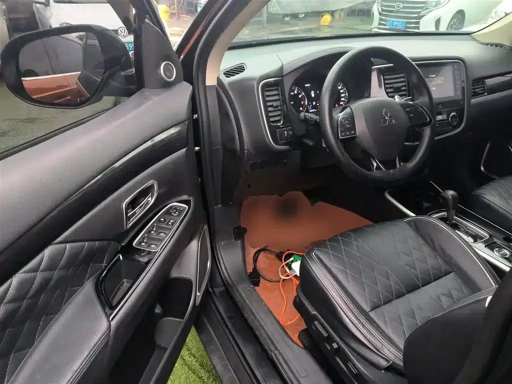 Outlander 2020 2.4L 4WD Luxury Edition 7-seater — миниатюра 13