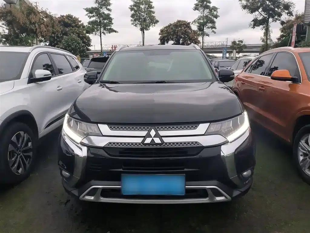 Outlander 2020 2.4L 4WD Luxury Edition 7-seater — миниатюра 3