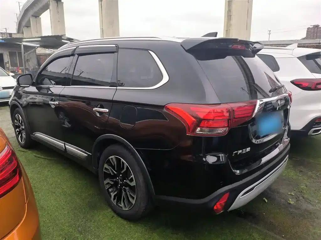 Outlander 2020 2.4L 4WD Luxury Edition 7-seater — миниатюра 4