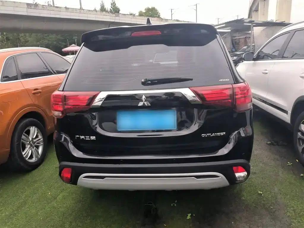 Outlander 2020 2.4L 4WD Luxury Edition 7-seater — миниатюра 5