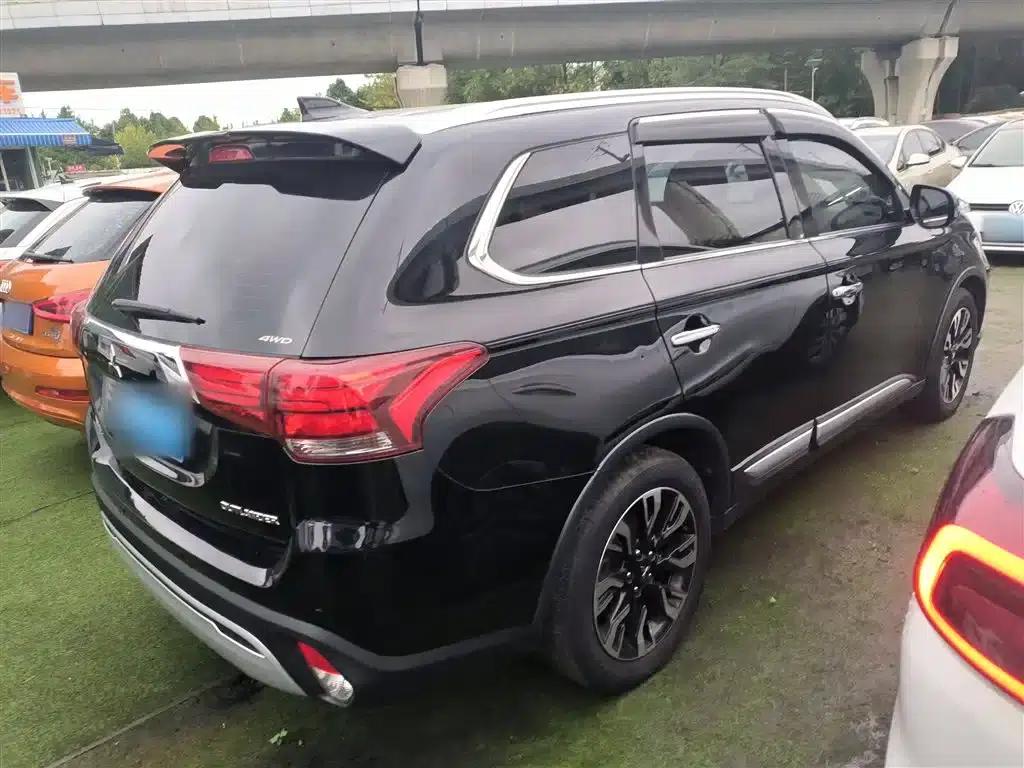 Outlander 2020 2.4L 4WD Luxury Edition 7-seater — миниатюра 6