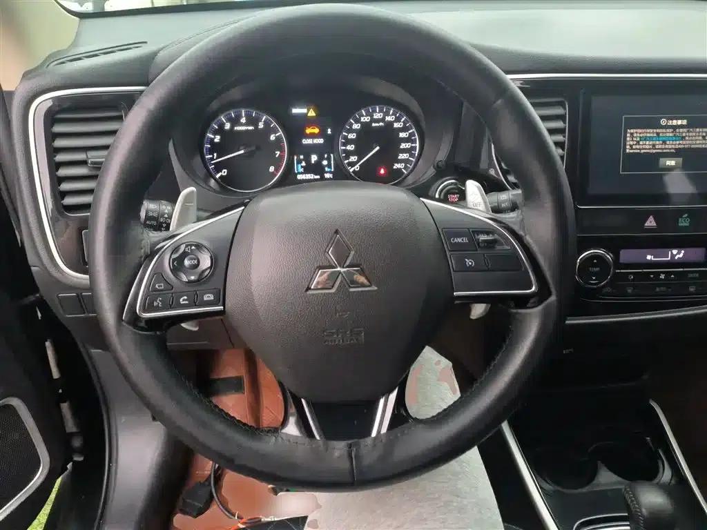 Outlander 2020 2.4L 4WD Luxury Edition 7-seater — миниатюра 8
