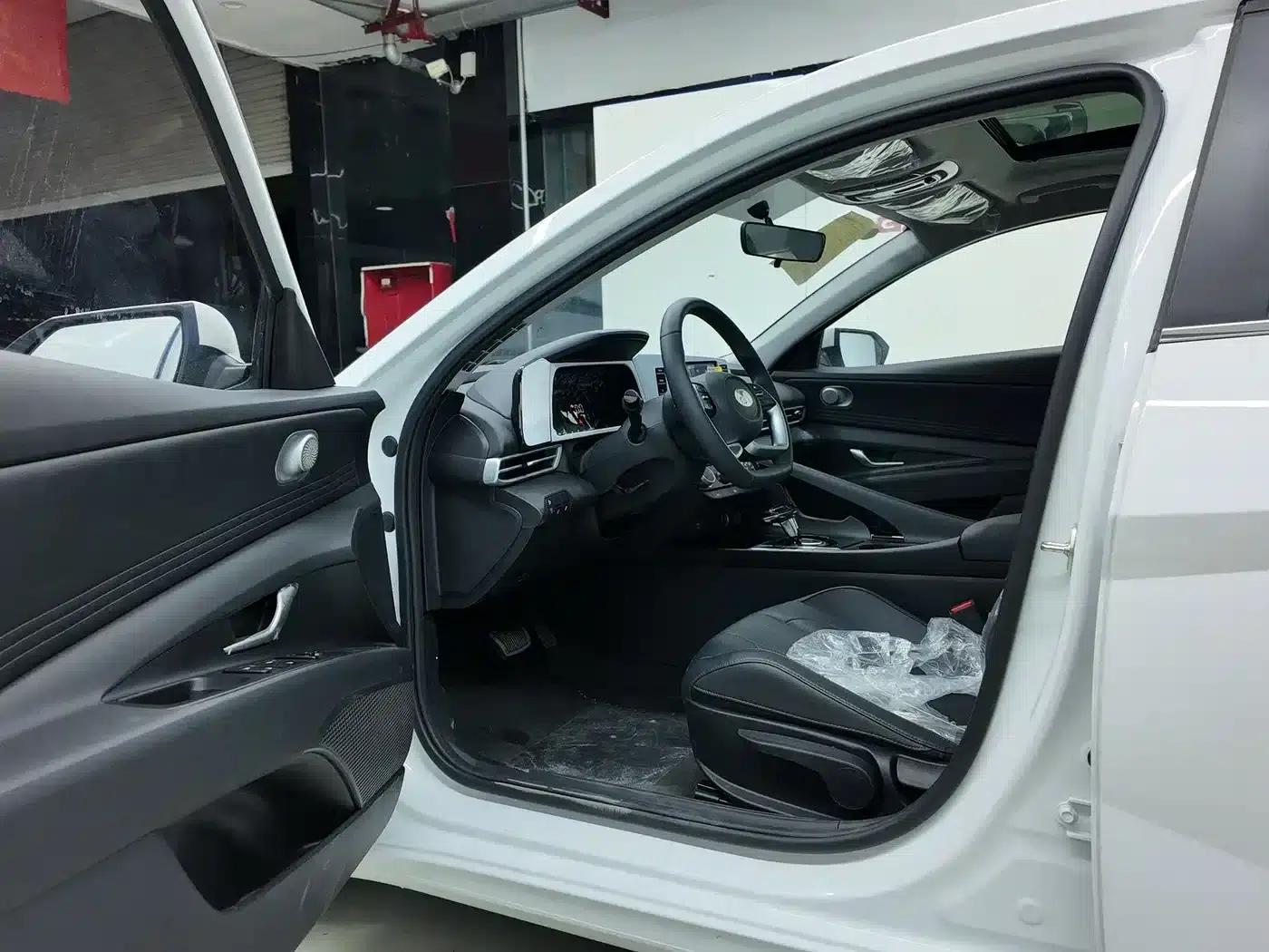 Hyundai Elantra 2023 1.5L CVT GLX Elite Edition — миниатюра 4