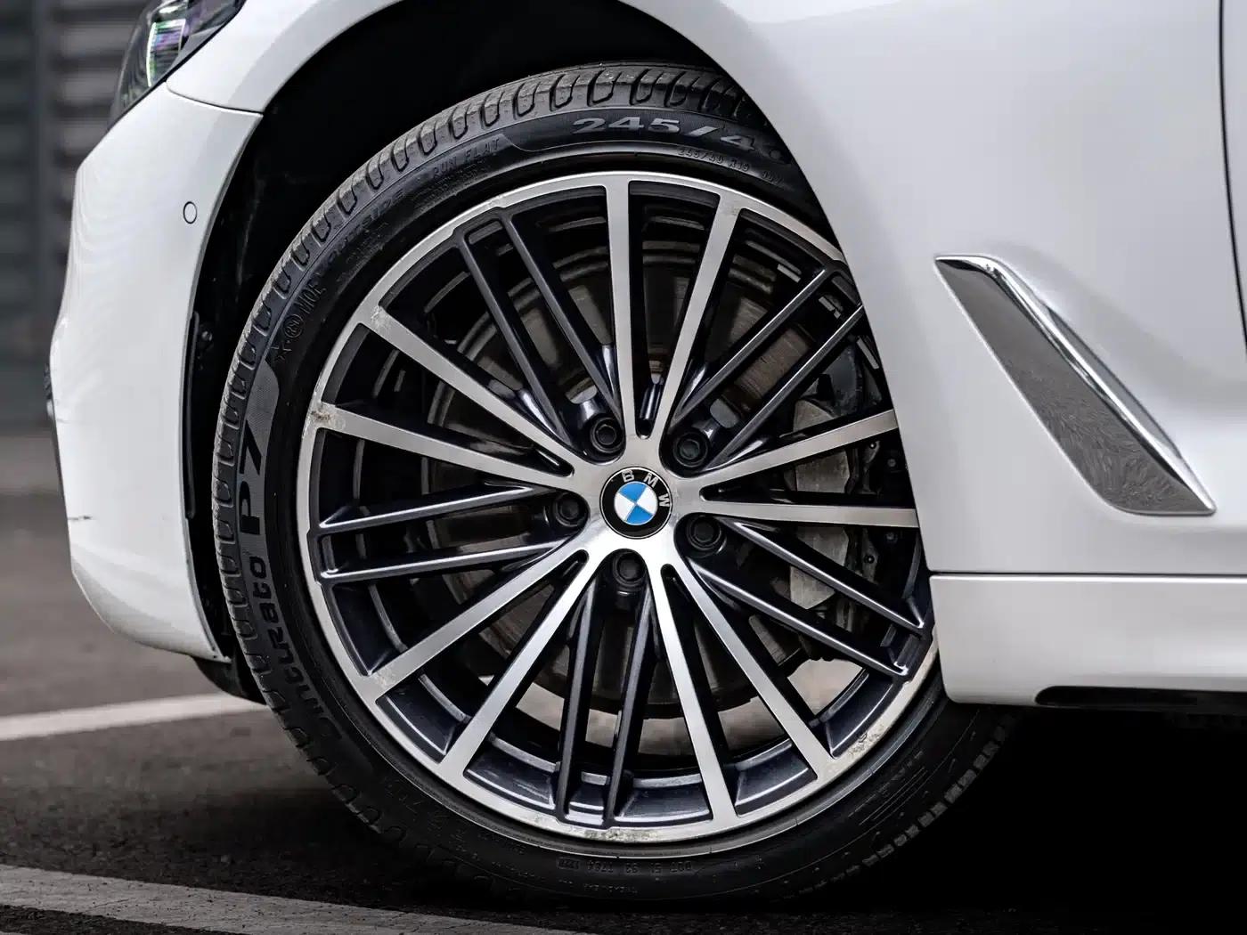 2020 BMW 5 Series 530Li Leading Edition M Sport Package — миниатюра 3