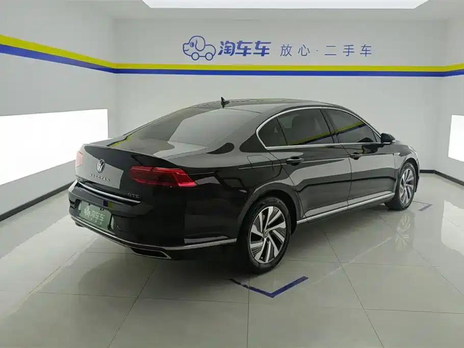 2022 Volkswagen Passat GTE Plug-in Hybrid GTE Luxury Model — миниатюра 3