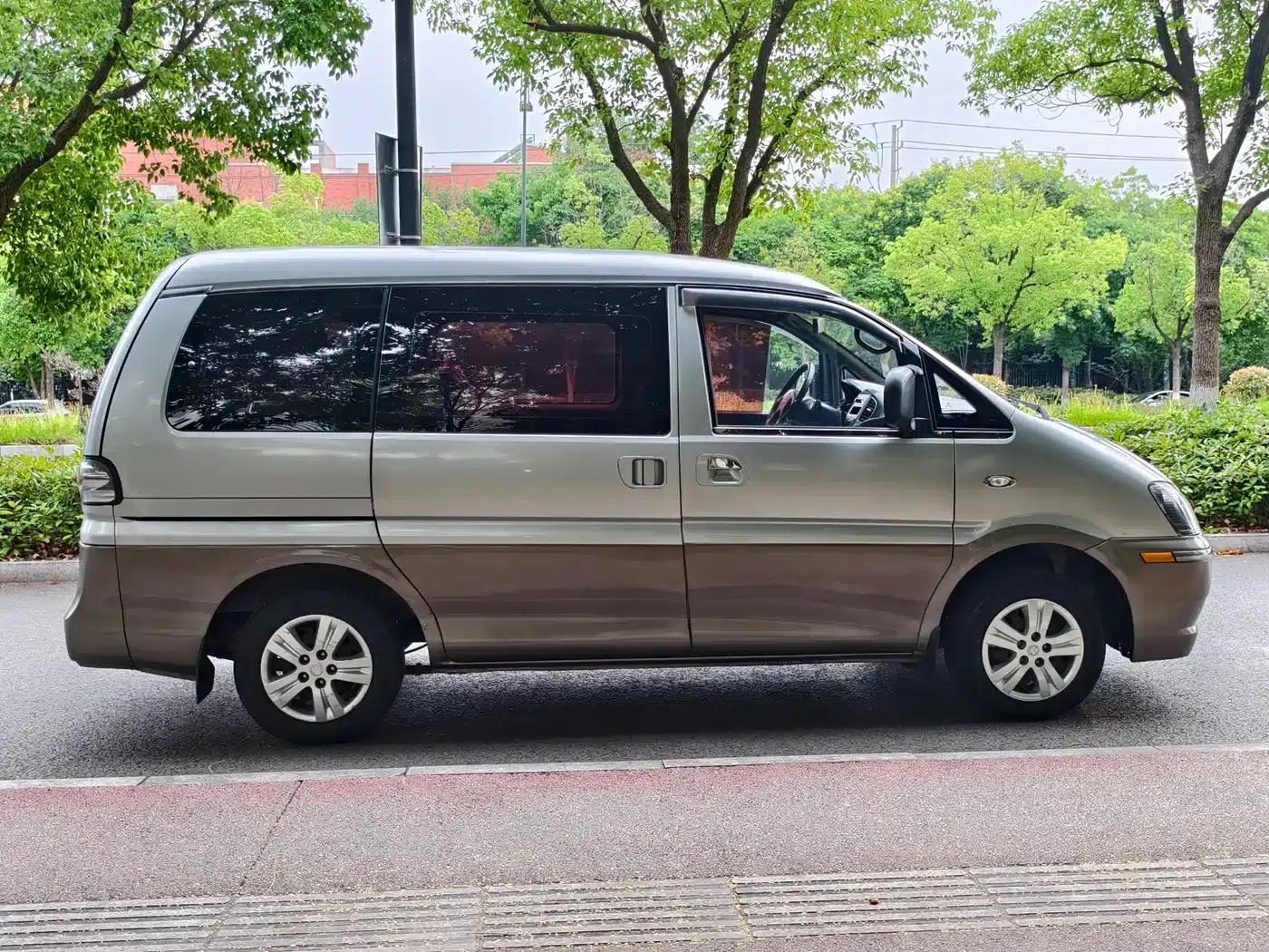 Lingzhi 2013 V3 1.5L 7-seater Standard II — миниатюра 5