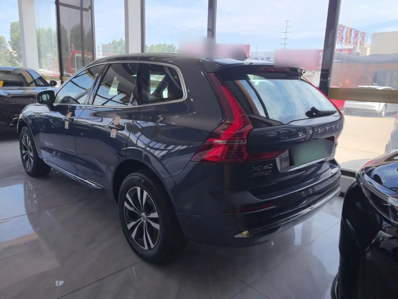 Used Volvo XC60 2025 B5 4x4 Smart Luxury Edition — миниатюра 4