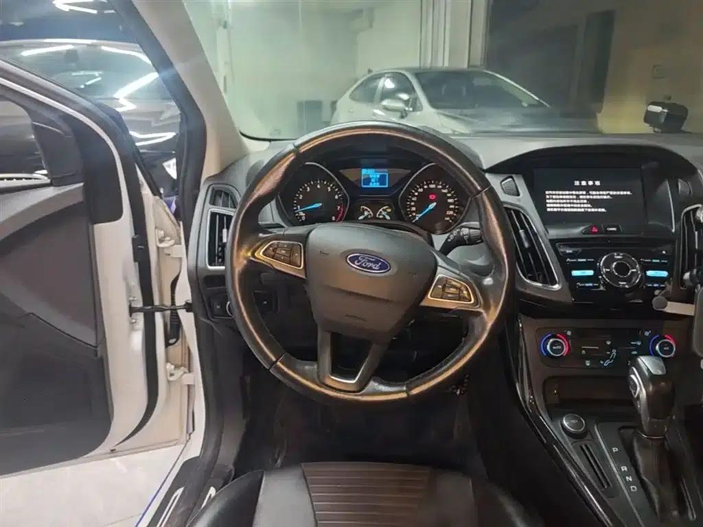 Ford Focus 2017 Hatchback 1.6L Automatic Fashion Smart Edition — миниатюра 11