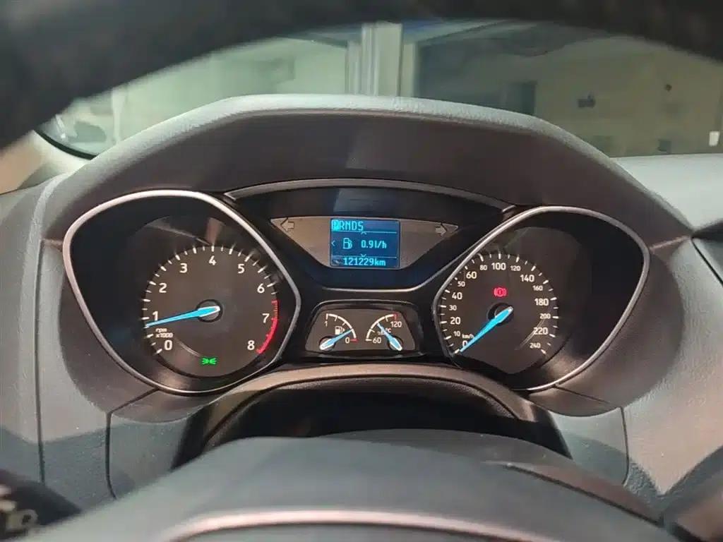 Ford Focus 2017 Hatchback 1.6L Automatic Fashion Smart Edition — миниатюра 12