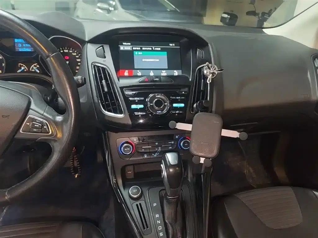 Ford Focus 2017 Hatchback 1.6L Automatic Fashion Smart Edition — миниатюра 13