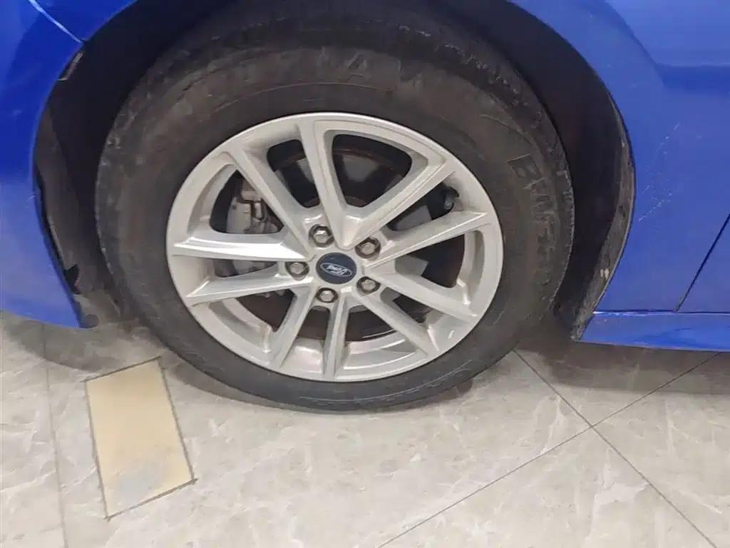 Ford Focus 2017 Hatchback 1.6L Automatic Fashion Smart Edition — миниатюра 23