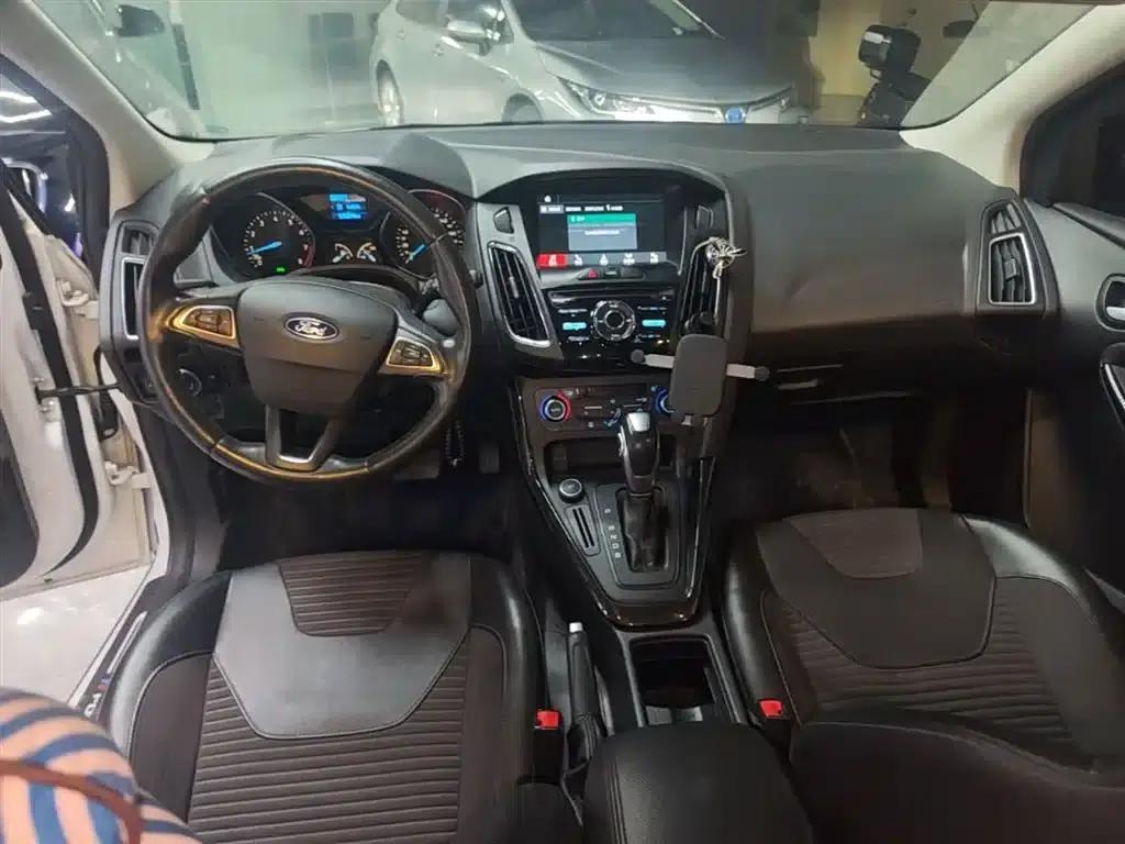 Ford Focus 2017 Hatchback 1.6L Automatic Fashion Smart Edition — миниатюра 10